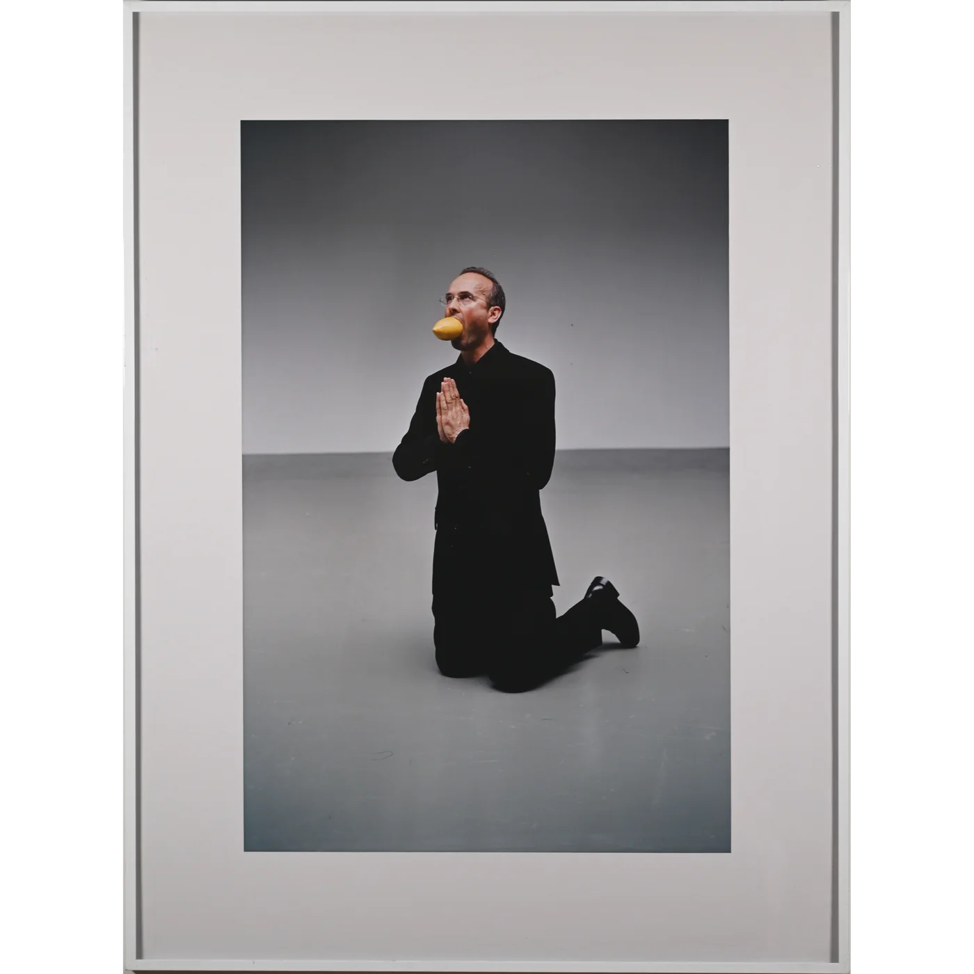 Erwin Wurm, The artist begging for mercy