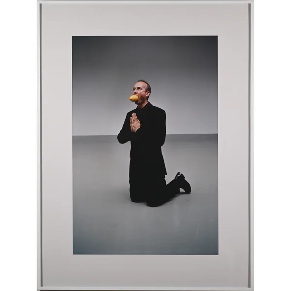 Erwin Wurm, The artist begging for mercy