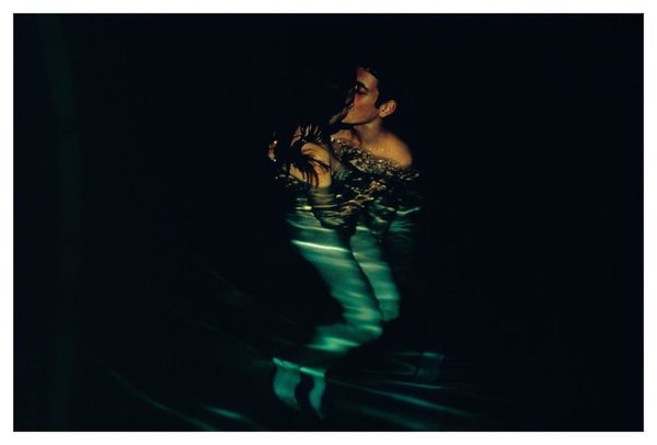 Nan Goldin, Simon and Jessica kissing in the pool, Avignon